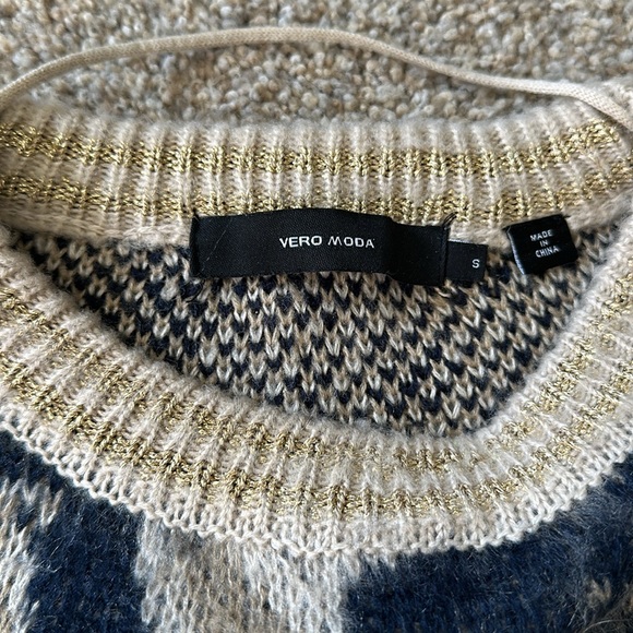 Sweater size small - Picture 2 of 6